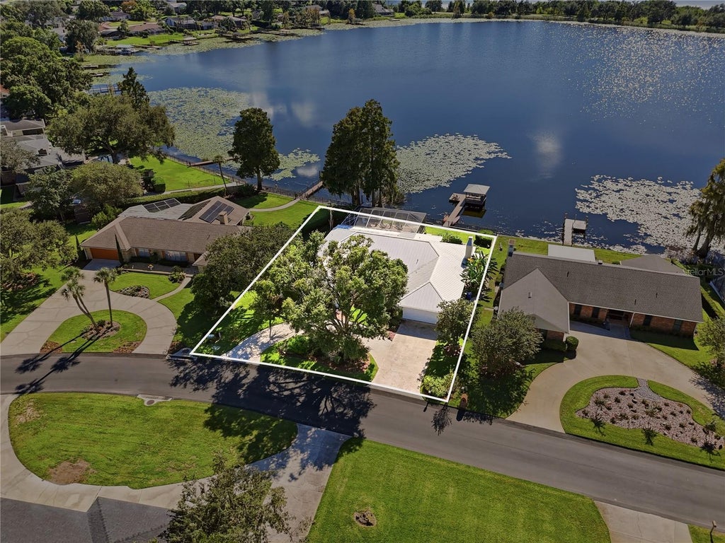 Photo of 11 Lake Link Drive SE, Winter Haven, FL 33884 (MLS # L4965546)