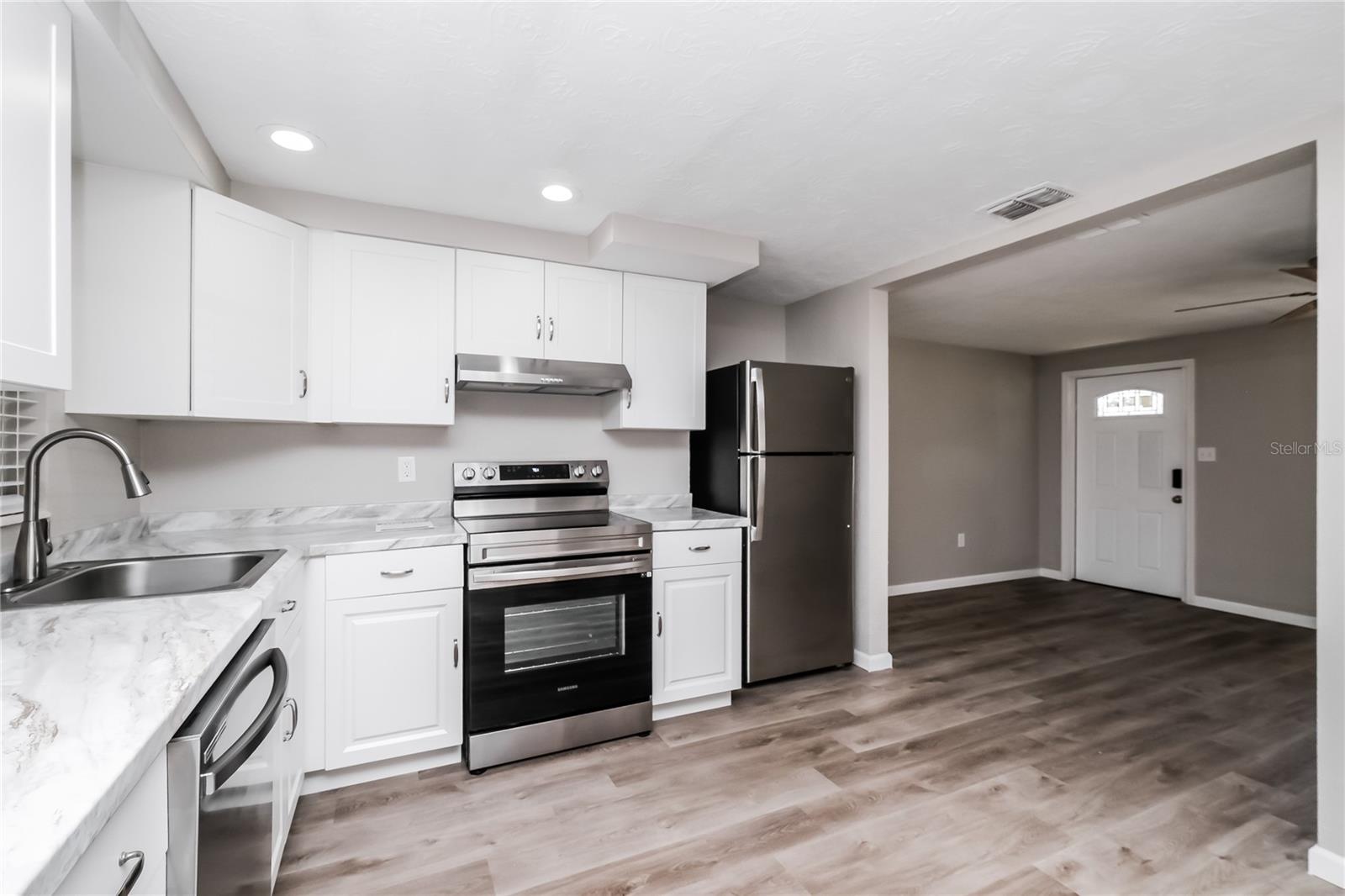LAKEWOOD VILLAS - Residential Lease