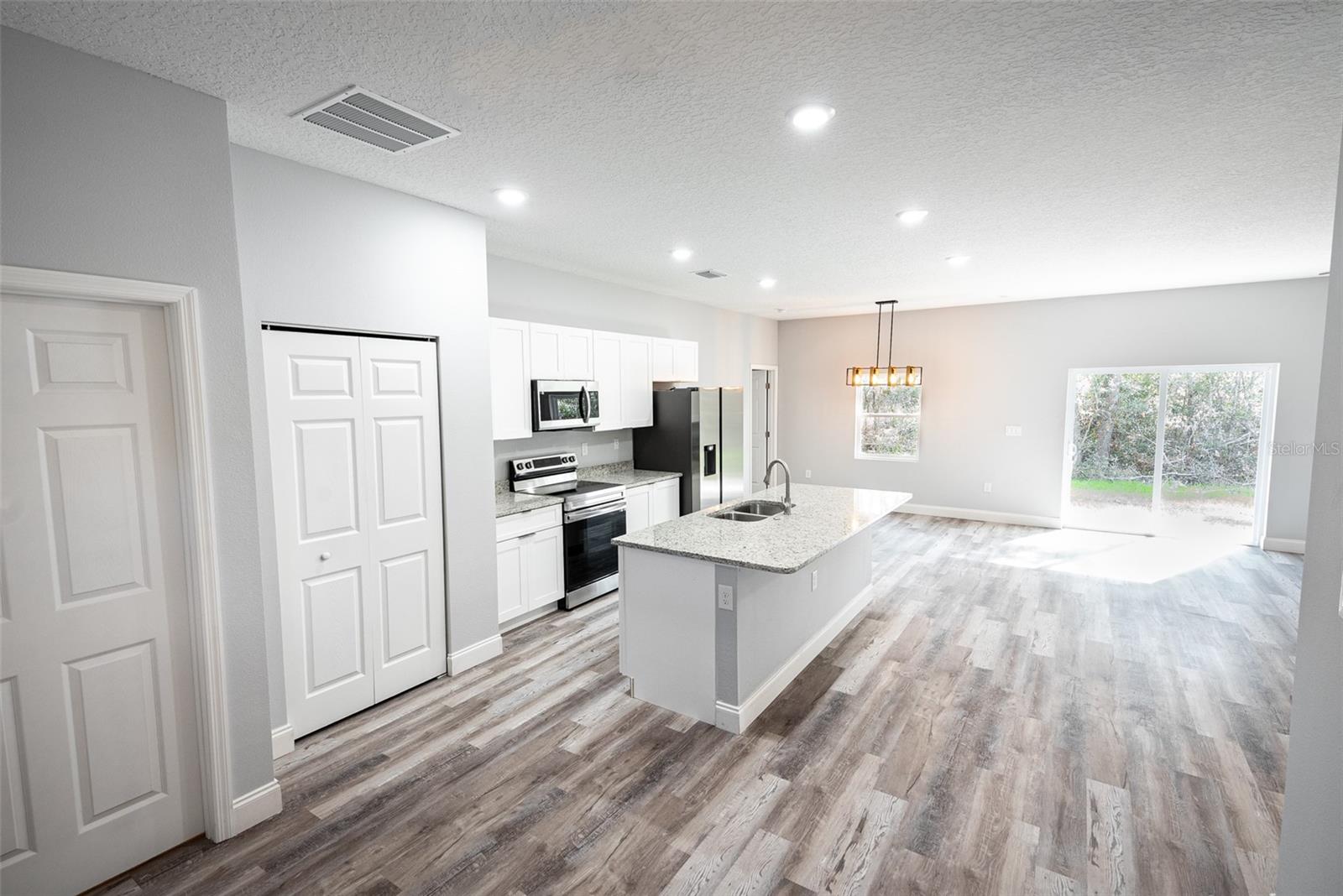 WALK IN WATER LAKE ESTATES PH 03 - Residential