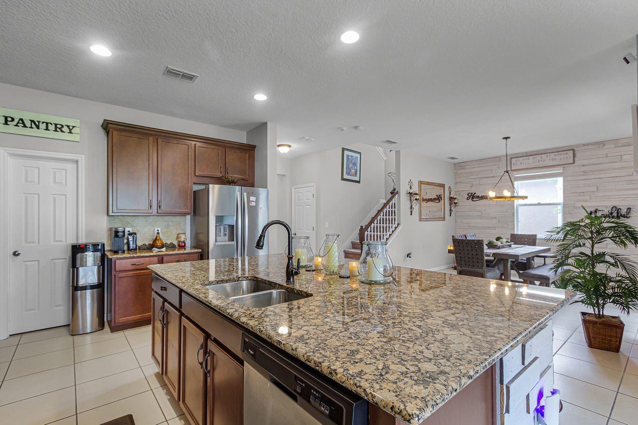 1873 DONAHUE DR