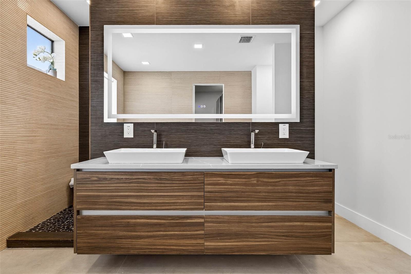REDINGTON SHORES YACHT & TENNIS CLUB - Residential