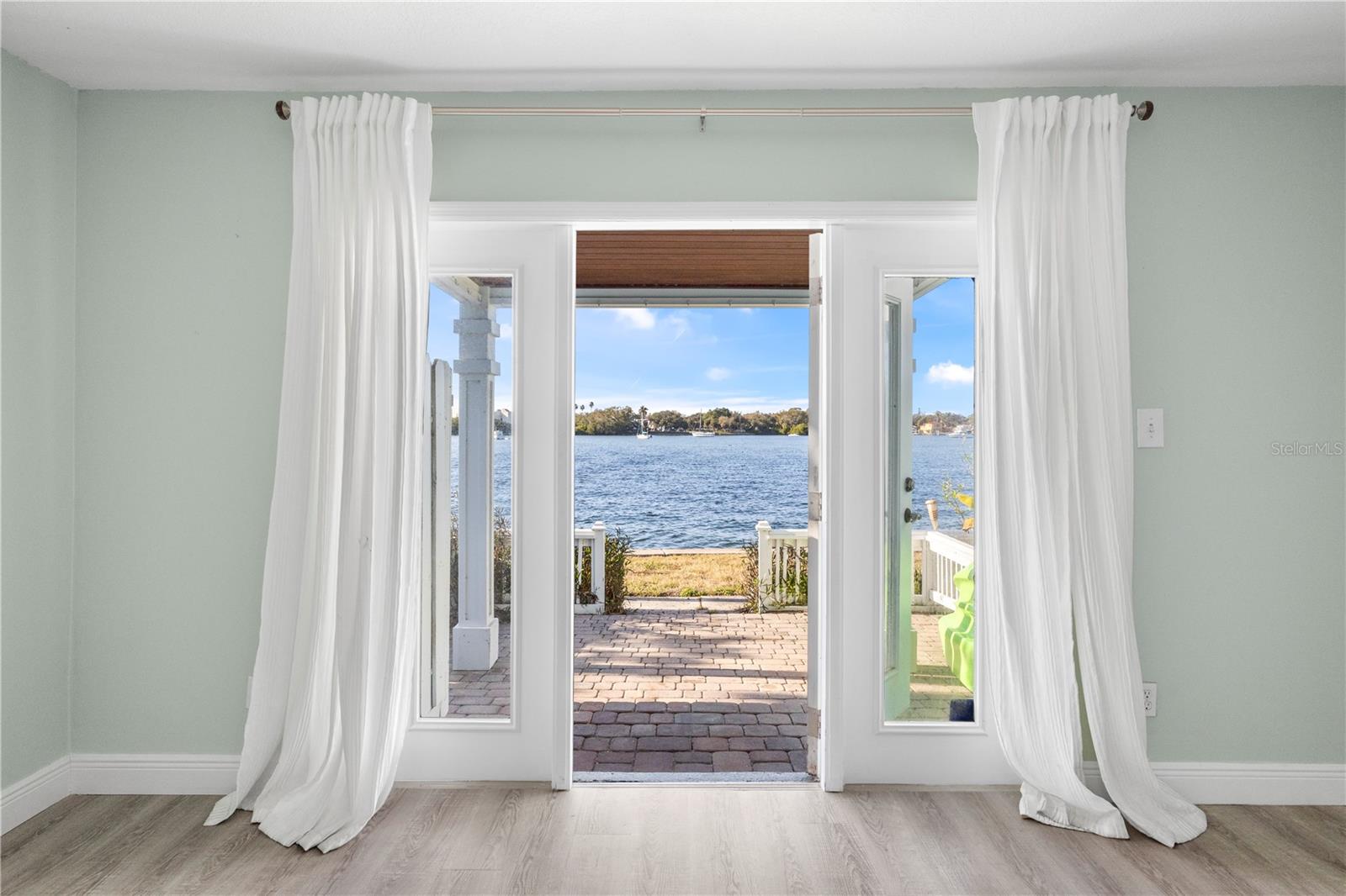 125 POMPANO DRIVE SE