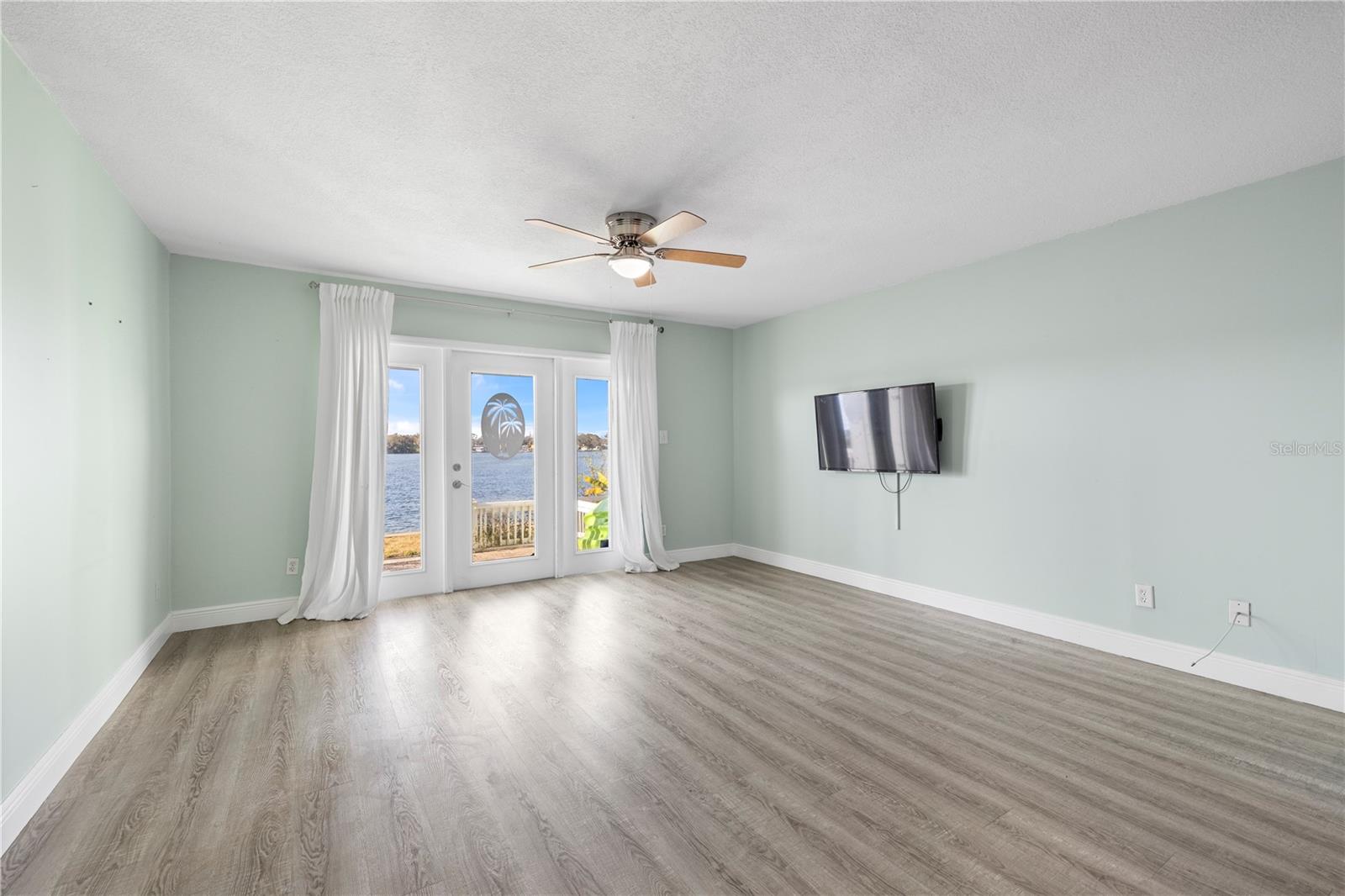 125 POMPANO DRIVE SE