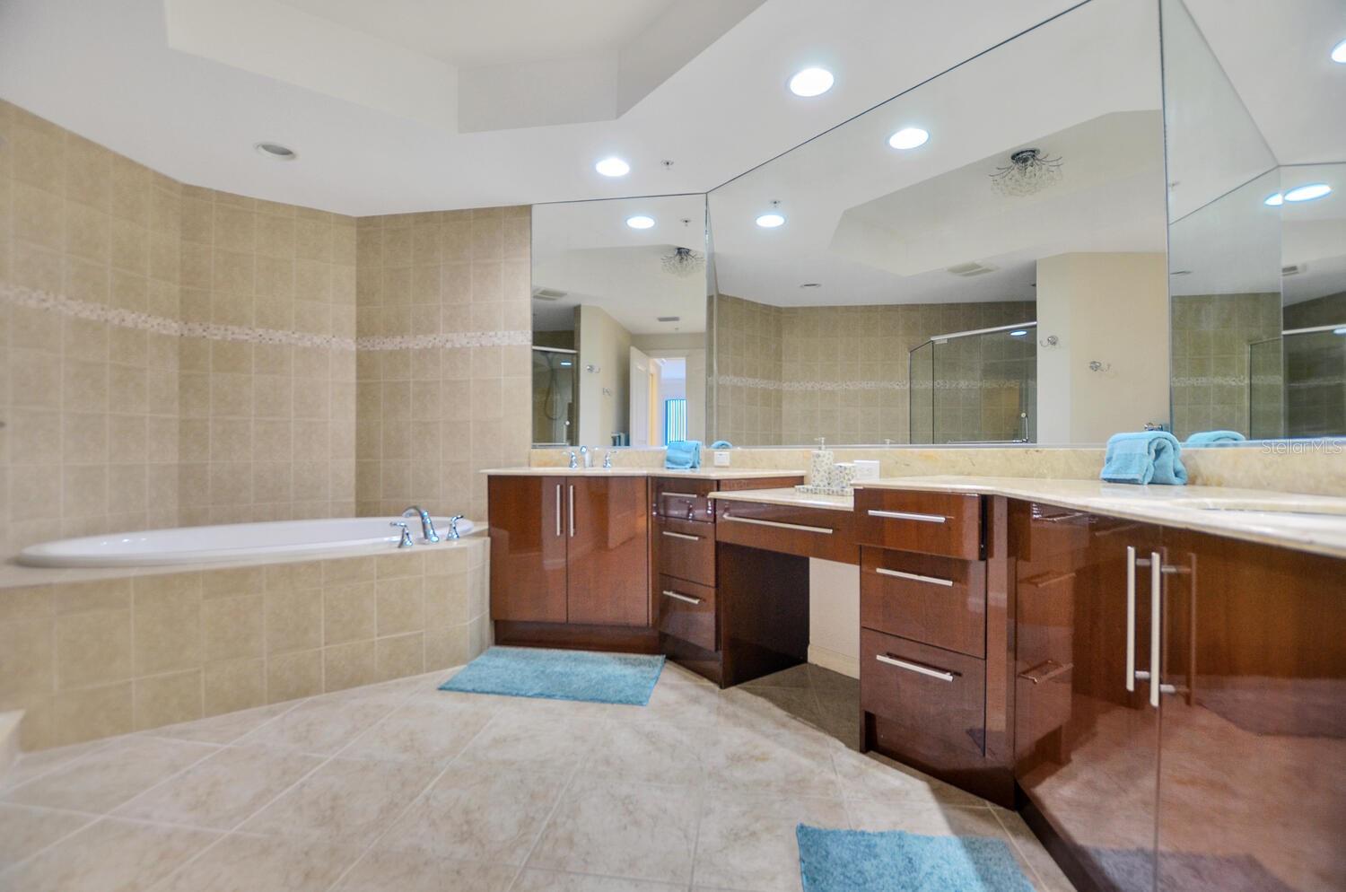 CASTILLO AT WESTSHORE YACHT CL - Residential Lease