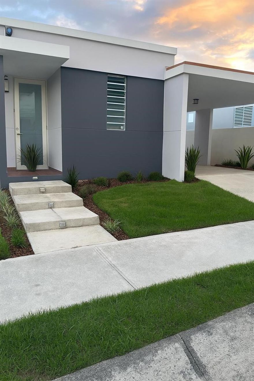 One or more photo(s) has been virtually staged. ALGUNAS FOTOS HAN SIDO RETOCADAS POR AI -

Propiedad céntrica ubicada en una urbanización cerrada, ofreciendo seguridad, privacidad y una localización privilegiada. Su excelente ubicación permite fácil acceso a supermercados, farmacias, restaurantes, escuelas, centros comerciales y principales vías de tránsito, brindando comodidad y conveniencia en el día a día.

La propiedad cuenta con sistema de placas solares y generador eléctrico (no saldos), un valor añadido sumamente atractivo que proporciona eficiencia energética, ahorro en costos de electricidad y respaldo ante interrupciones del servicio. Este beneficio la convierte en una opción ideal tanto para residencia principal como para inversión.

Actualmente, la propiedad no cuenta con cocina y se vende “as is”, lo que representa una excelente oportunidad para el comprador que desea remodelar y diseñar los espacios a su gusto. Esta condición permite personalizar la propiedad según sus necesidades, estilo y presupuesto, maximizando su potencial y valor a largo plazo.

Una excelente oportunidad para quienes buscan una propiedad bien ubicada, con grandes ventajas energéticas y el potencial de crear el hogar ideal o un proyecto de inversión sólido.