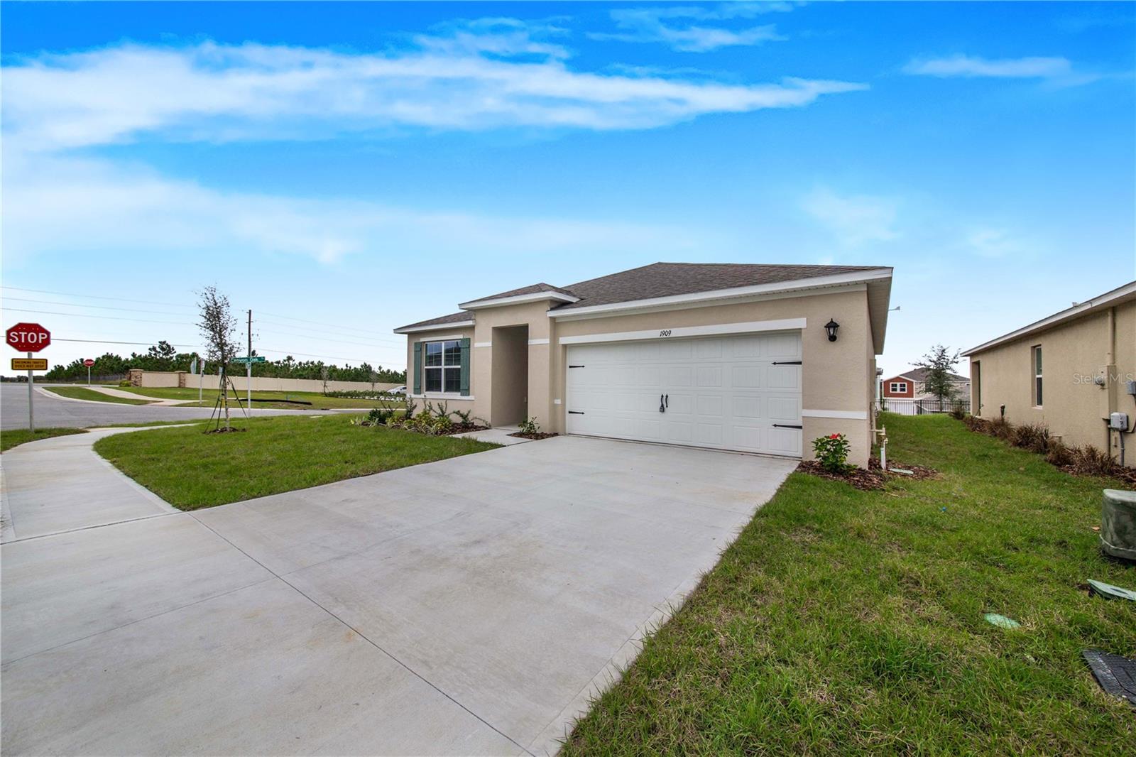 Great Locations Single Family Beautiful 3-bedroom, 2-bathroom corner lot home for rent in the highly desirable Forest Lake community at
Davenport area. This spacious residence features an open-concept layout that blends the living, dining, and kitchen areas—perfect for modern
living and entertaining. The kitchen is equipped with granite countertops, stainless steel appliances, and ample cabinetry. Enjoy community
amenities like a pool, cabana, and playground, all surrounded by scenic lakes and green spaces. Located just minutes from schools, hospitals,
shopping, dining, and with easy access to US-27 and I-4, this home offers the perfect balance of peace and convenience. Schedule your private ake Exit 55 toward US-27 S (Haines City). Turn left onto US-27 S and continue for approximately 2.5 miles. Turn left onto
FL-17 S / N 10th St. Turn right onto Holly Hill Rd and continue for about 1.2 miles. Turn left onto Chickasaw Boulevard. Continue on Chickasaw
Boulevard until you reach 1909, which will be on your righttour today!