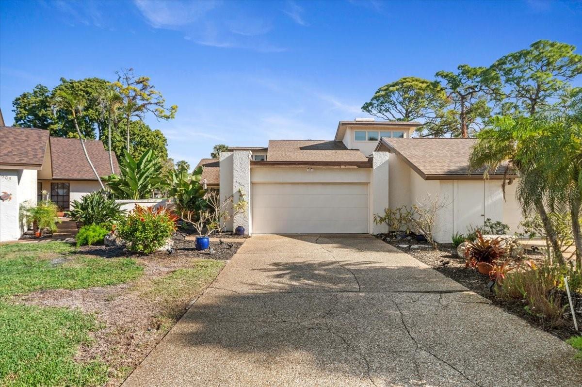 FAIRWAYS TWNHS & VILLAS - Residential