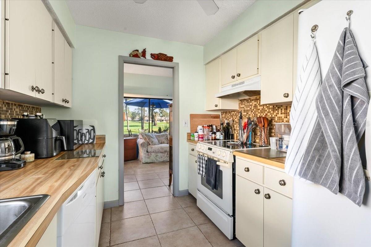 FAIRWAYS TWNHS & VILLAS - Residential