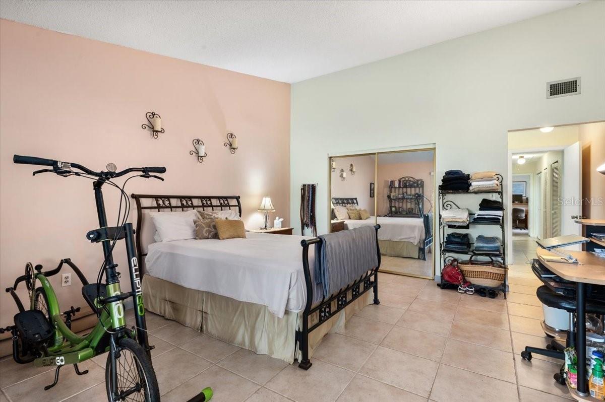 FAIRWAYS TWNHS & VILLAS - Residential