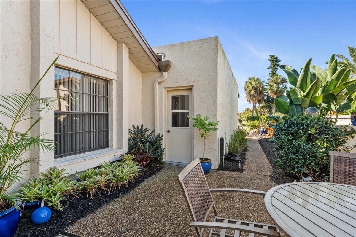 FAIRWAYS TWNHS & VILLAS - Residential