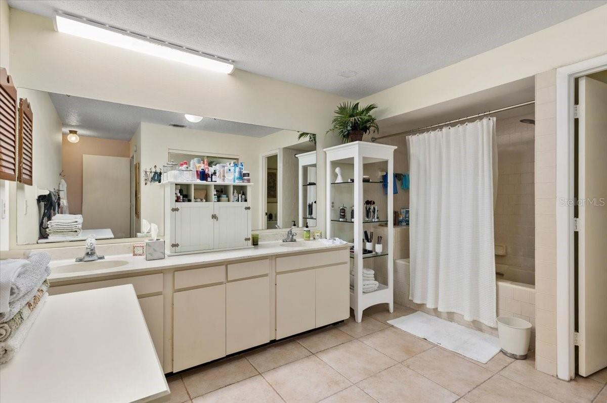 FAIRWAYS TWNHS & VILLAS - Residential