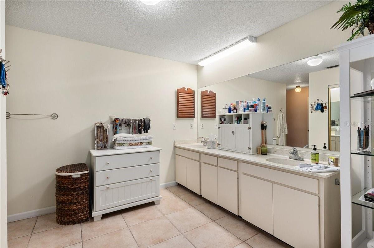 FAIRWAYS TWNHS & VILLAS - Residential