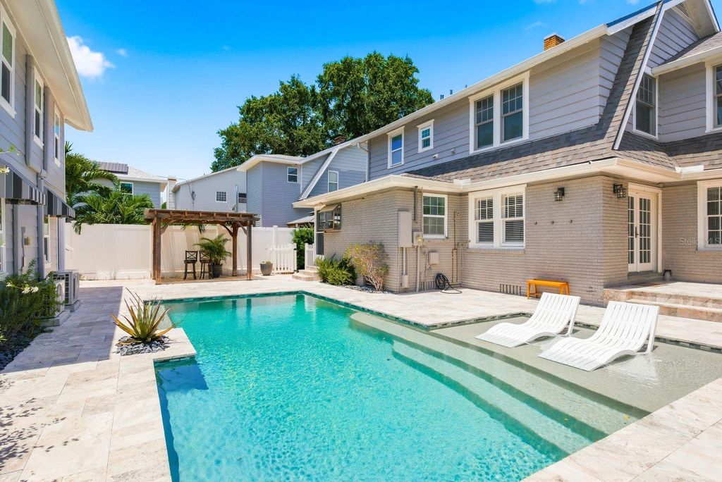 Photo of 800 18th Avenue N, St Petersburg, FL 33704 (MLS # TB8481065)