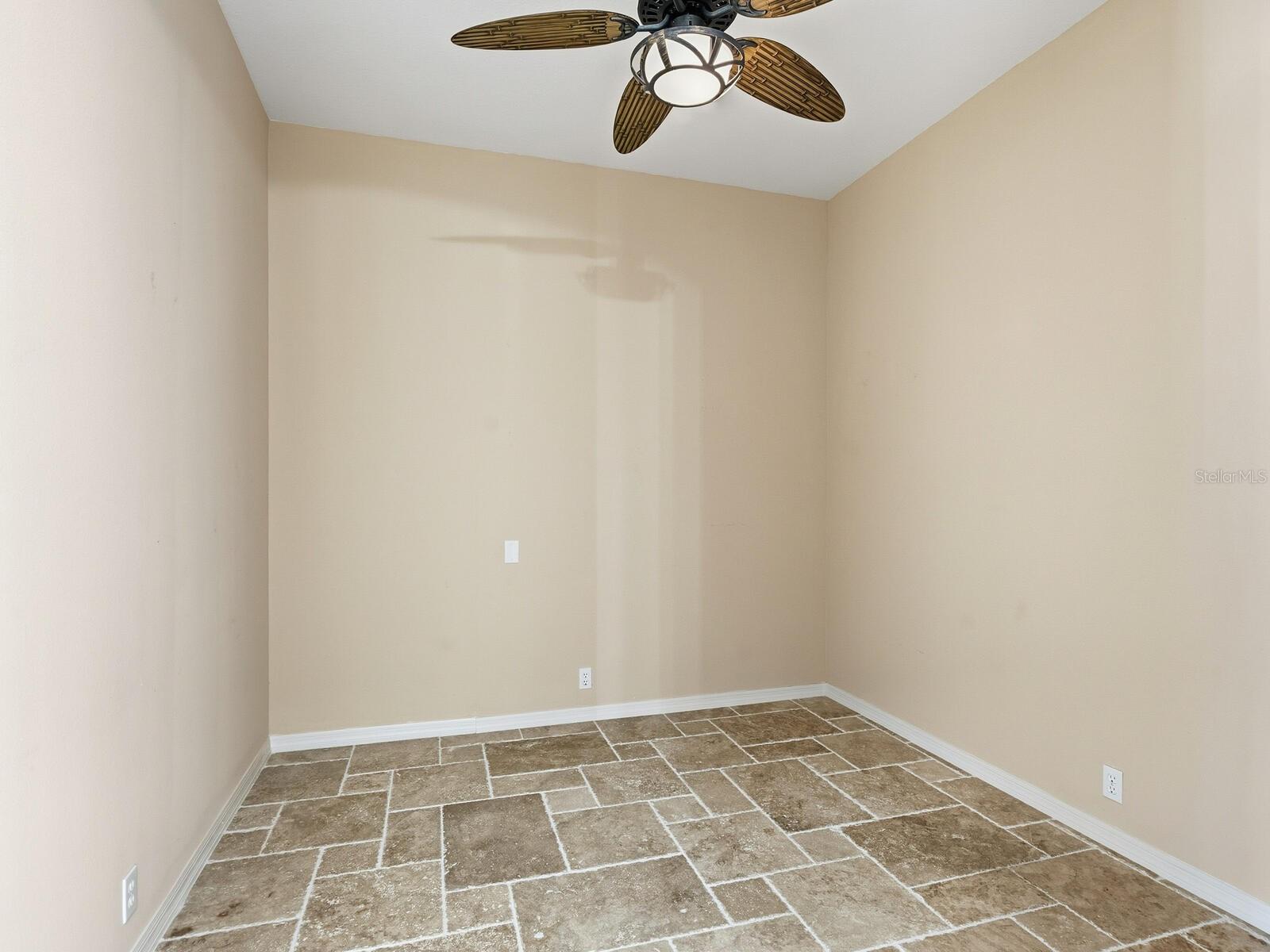 PELICAN POINTE GOLF & COUNTRY CLUB - Residential