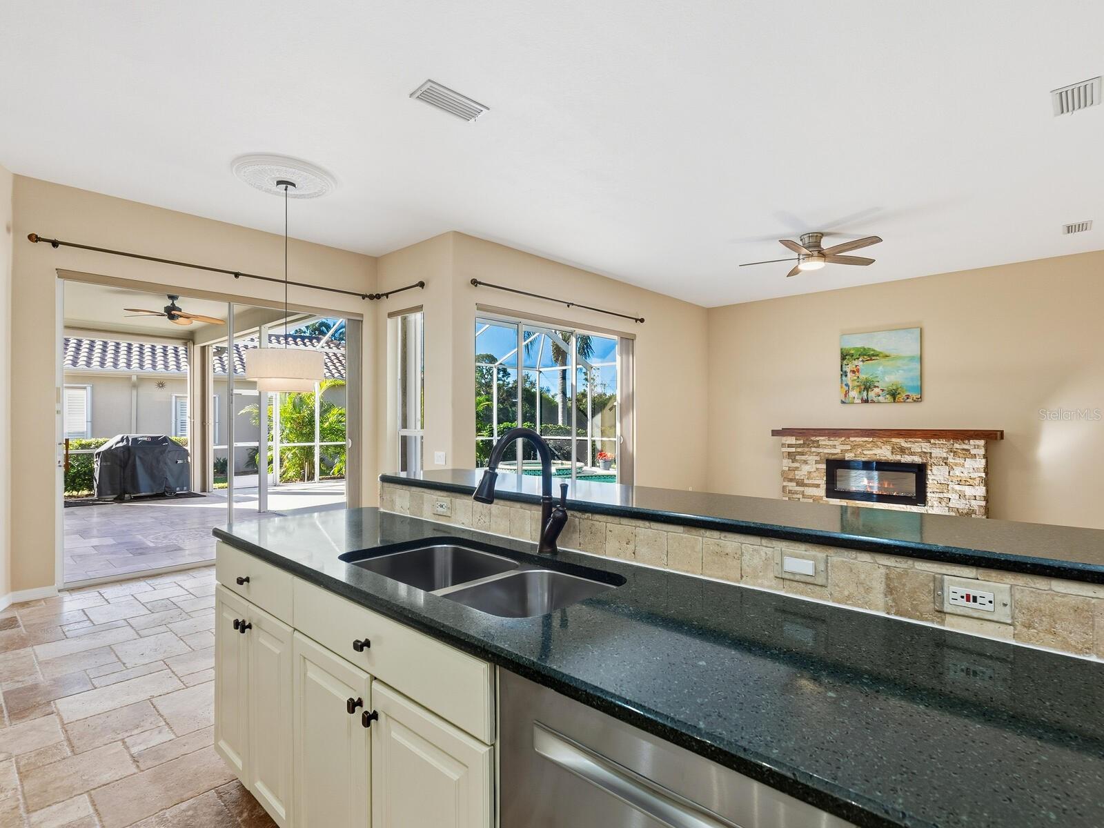 PELICAN POINTE GOLF & COUNTRY CLUB - Residential