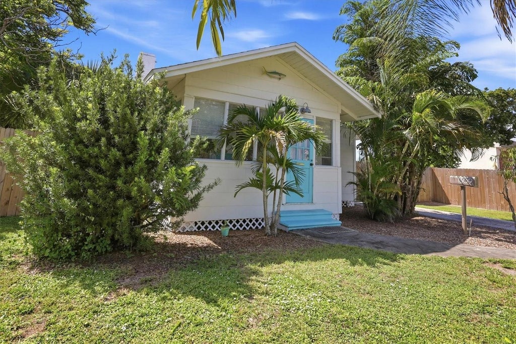 Photo of 1309 13th Avenue W, Bradenton, FL 34205 (MLS # A4706066)