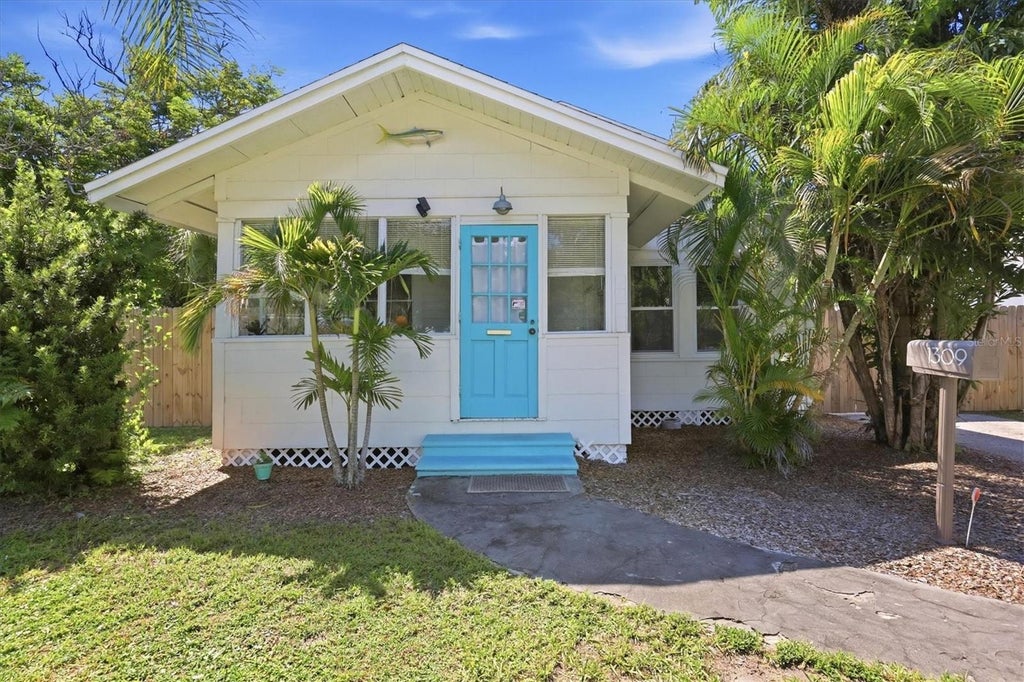 Photo of 1309 13th Avenue W, Bradenton, FL 34205 (MLS # A4706066)