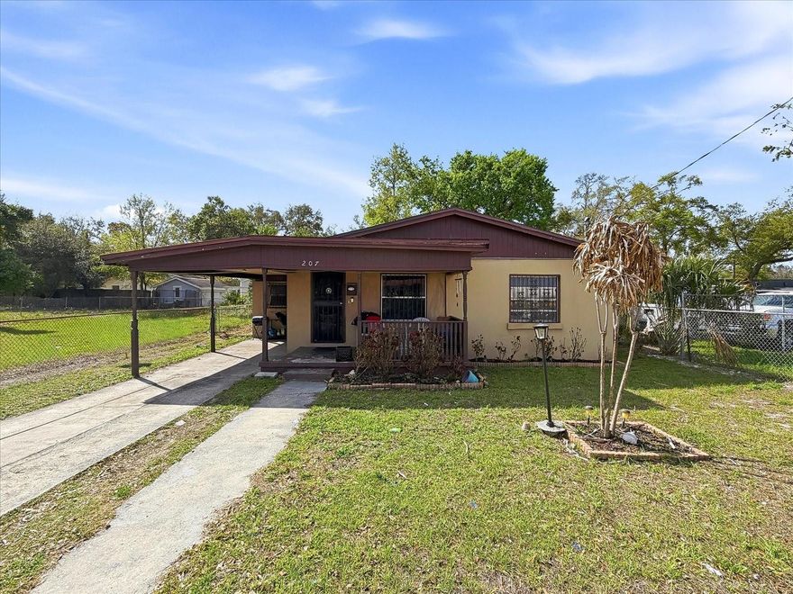 Great opportunity in central Tampa! This property is conveniently located near Downtown Tampa with easy access to major highways, shopping, dining, and entertainment. Situated just minutes from the popular Seminole Heights and Tampa Heights areas, known for their restaurants, local businesses, and vibrant community atmosphere.
The location offers quick access to I-275, the Hillsborough River, parks, and many of Tampa’s most popular destinations. Whether you are looking for a primary residence or an investment opportunity, this property is located in a rapidly growing area with strong demand.
