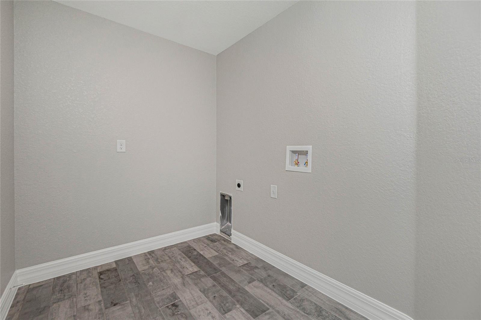 ROTONDA LAKES - Residential