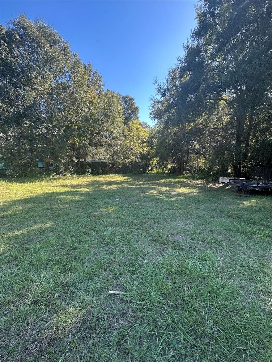FLAT LOT, READY TO BUILD, JUST MINUTES FROM DOWNTOWN OCALA AND STEPS AWAY FROM A RECREATION CENTER, LOCAL ARTS ACADEMY,  COURTHOUSE, SHOPPING AND MAJOR ROADS.
