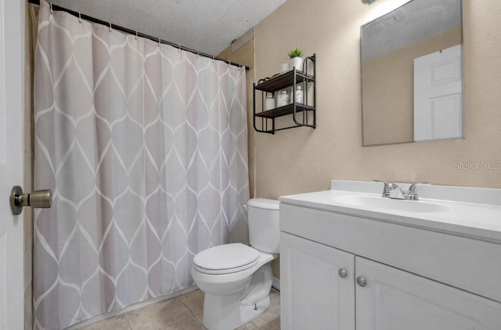 1009 E HAZZARD AVENUE