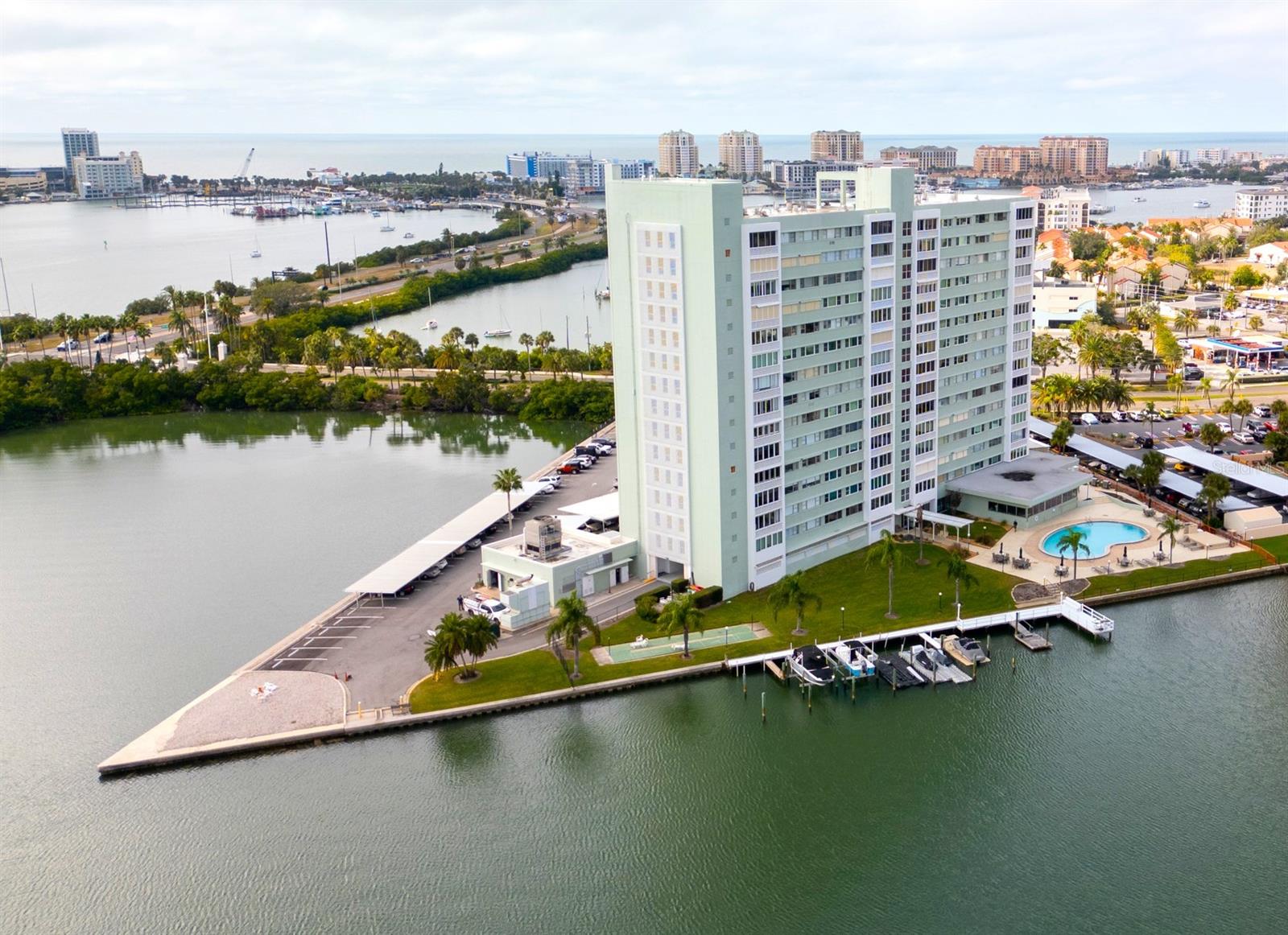 31 ISLAND WAY 703