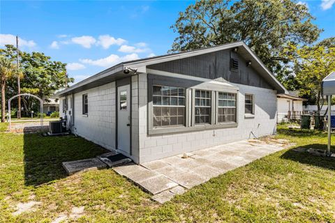 A home in WINTER HAVEN