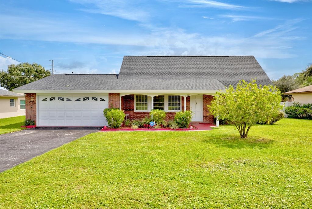 Photo of 3818 Medina Way, Sebring, FL 33875 (MLS # L4955636)