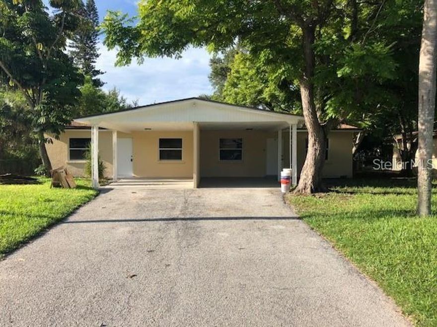 Beautiful 2 bedroom 1 bathroom I carport home located in a quiet Bradenton community not far from Sarasota. Features newer kitchen, newer bathroom, Tile Floors, nice appliances, Must See!!