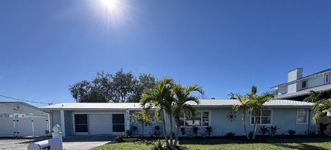 A home in PALMETTO