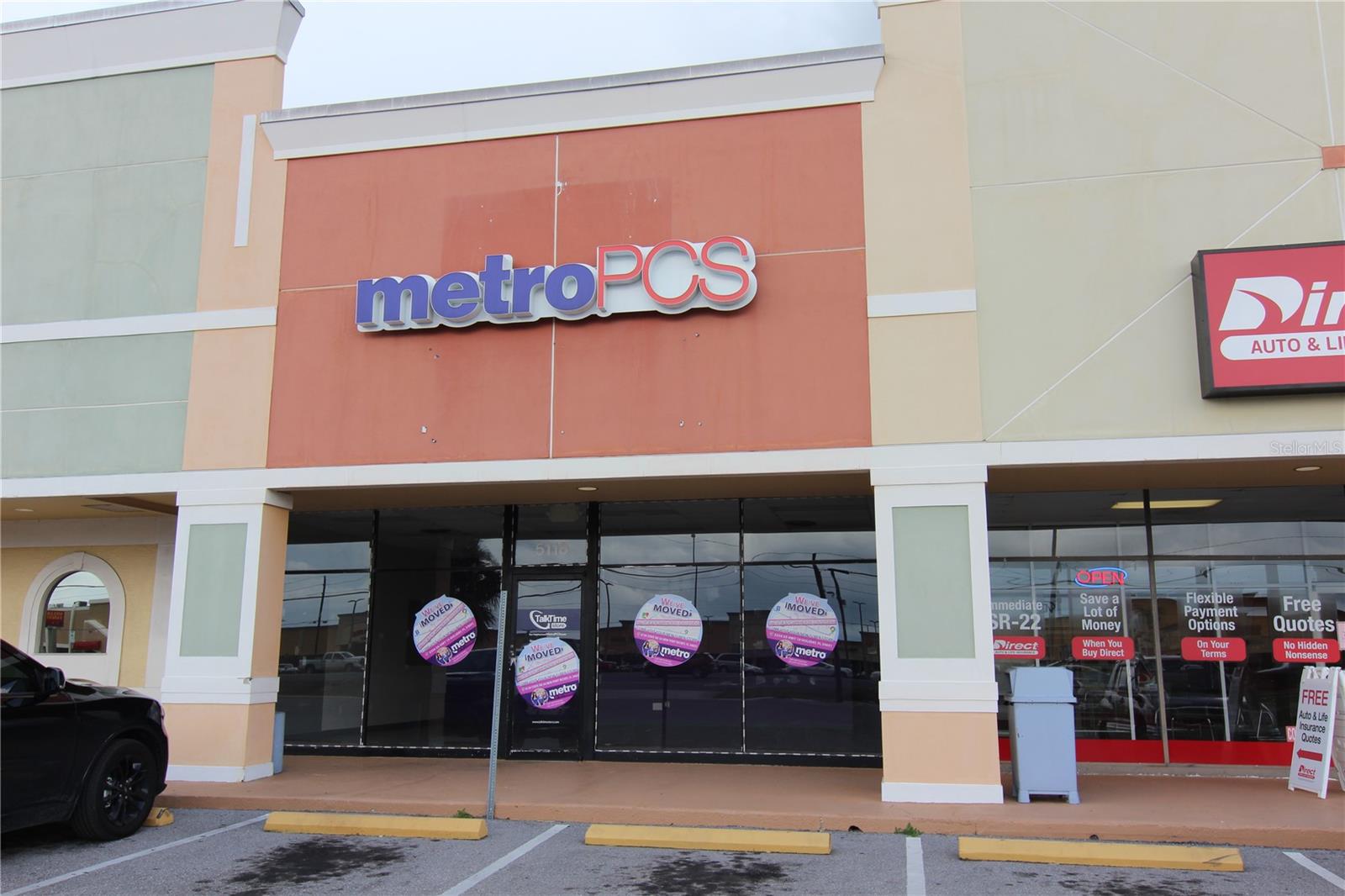 Wonderful retail location for your business. Former Metro PCS location. Storefront with glass and back area seperate with 1 private bathroom. Plenty of Parking and across from Publix on US Hwy 19! Only $3,034 a month! This one will rent fast!