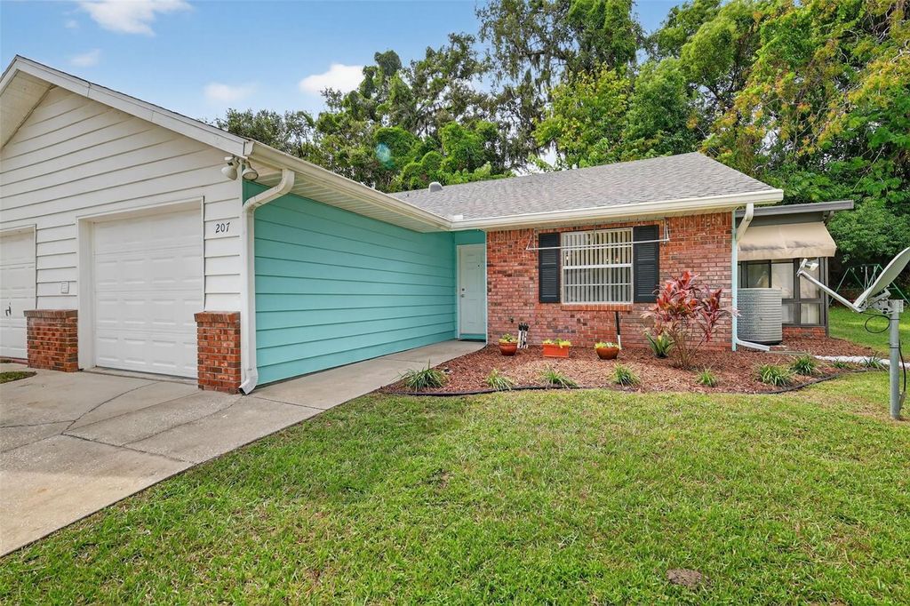 Photo of 207 Fernwood Street, Leesburg, FL 34748 (MLS # G5103106)