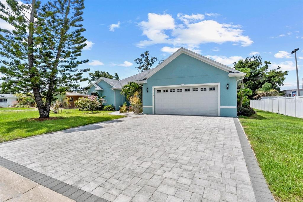 Photo of 716 Laurel Avenue, Venice, FL 34285 (MLS # TB8393908)