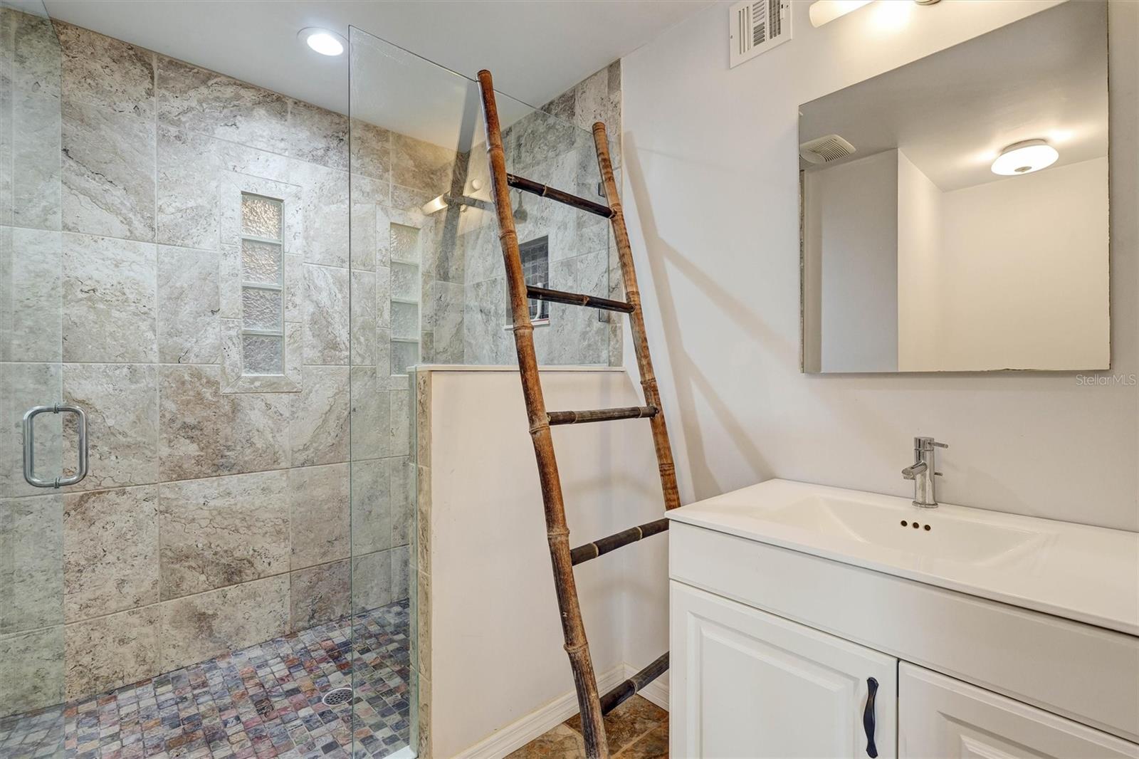 ROUSLYNN - Residential