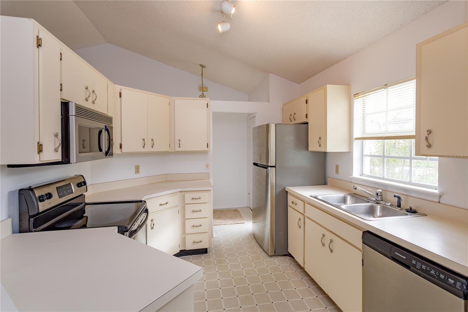 736 OLYMPIC CIRCLE B1