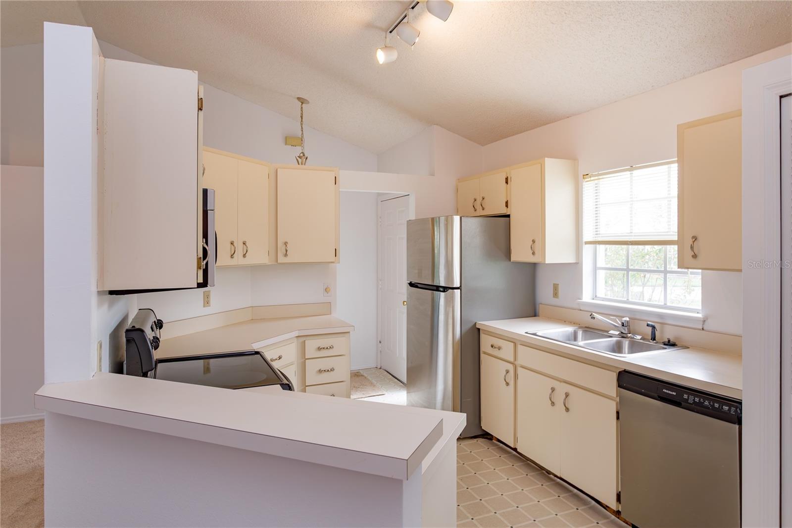 736 OLYMPIC CIRCLE B1