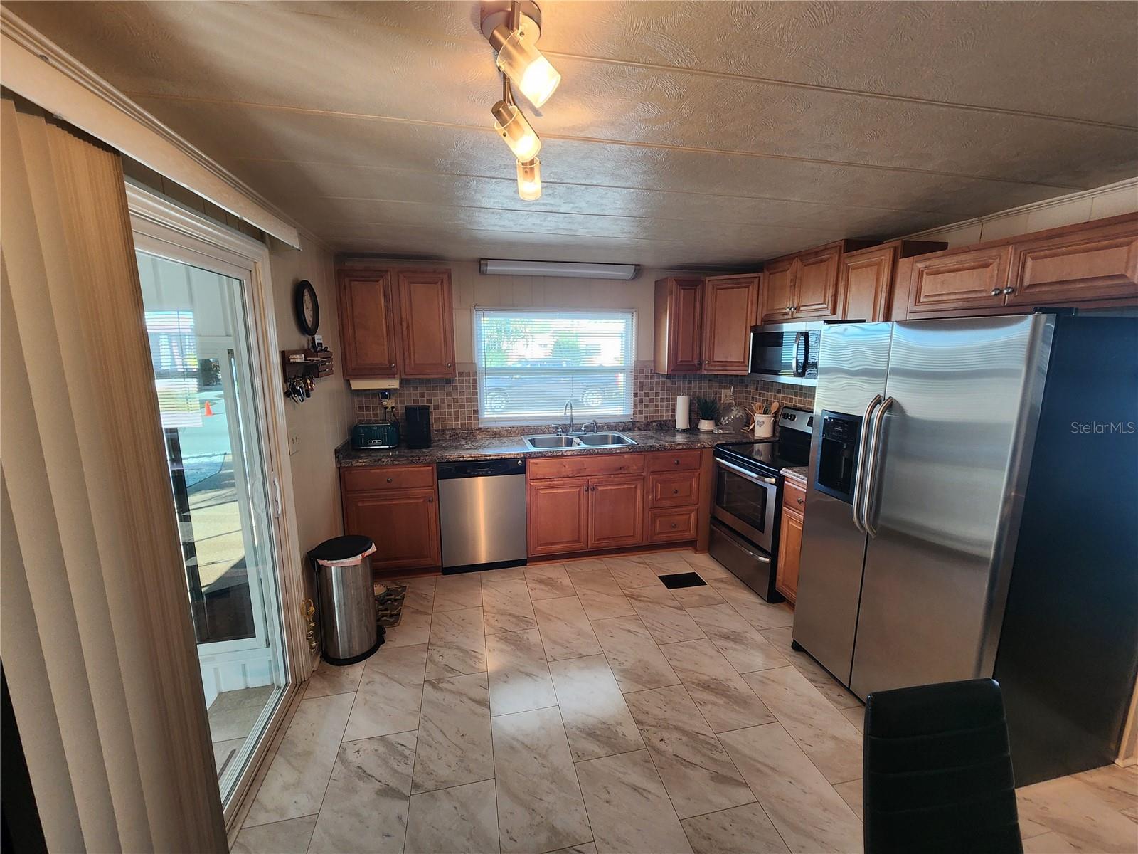 PALM LAKE ESTATES - Residential