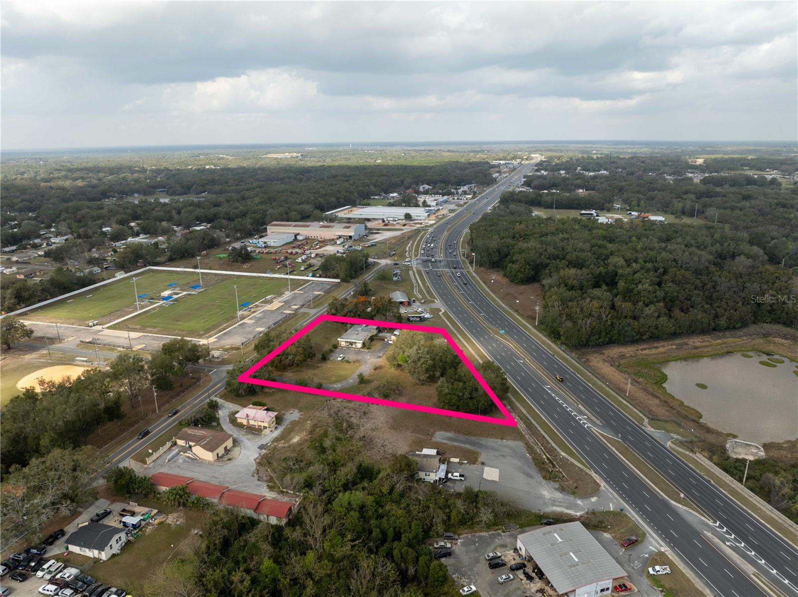 Main image without alt text