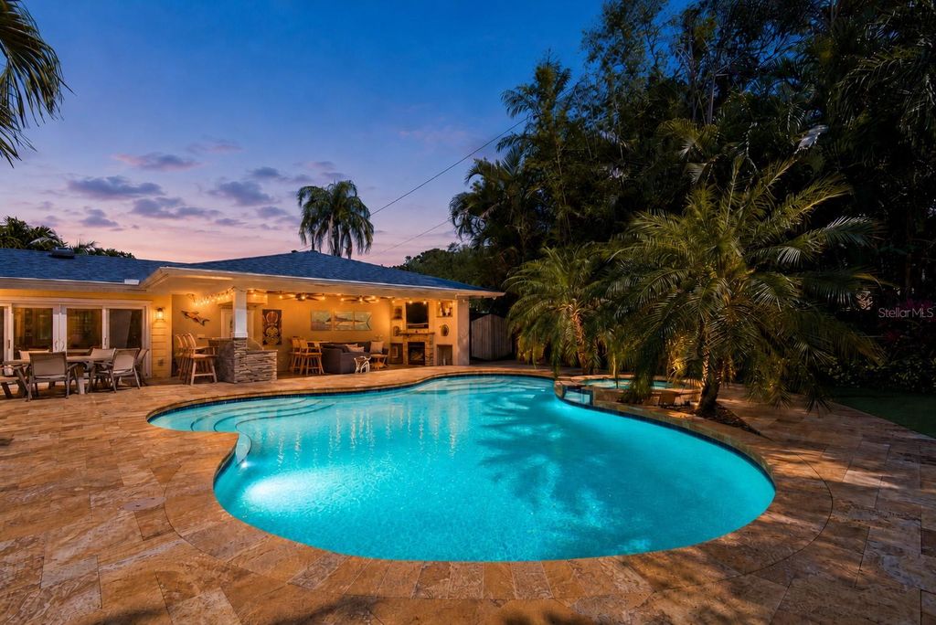 Photo of 556 21st Avenue NE, St Petersburg, FL 33704 (MLS # TB8505179)