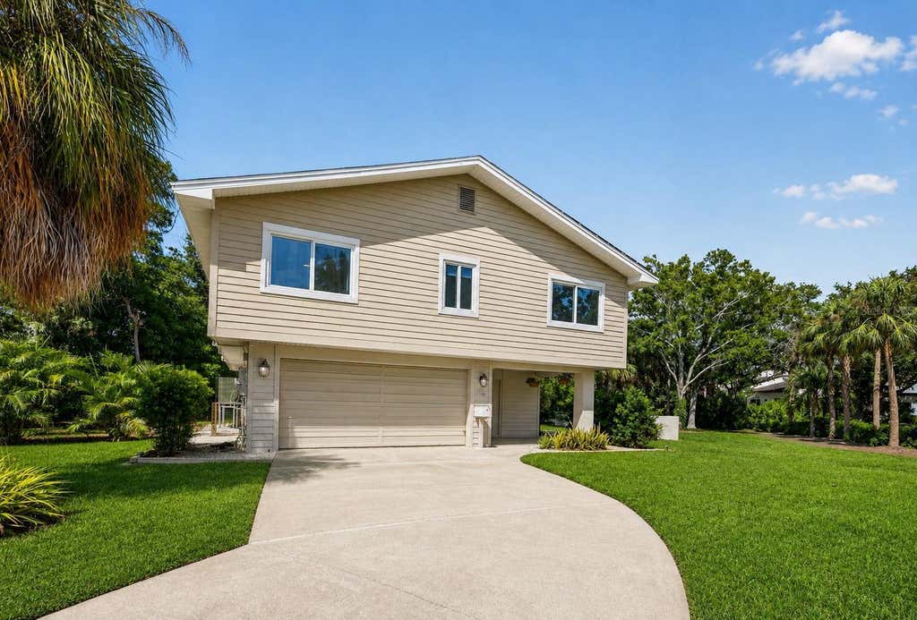 Photo of 1300 Pleasant Way S, St Petersburg, FL 33705 (MLS # TB8538843)