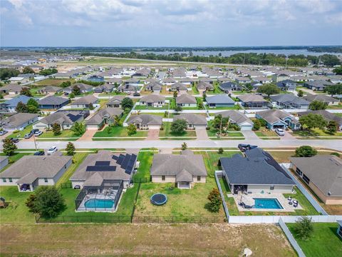 A home in AUBURNDALE