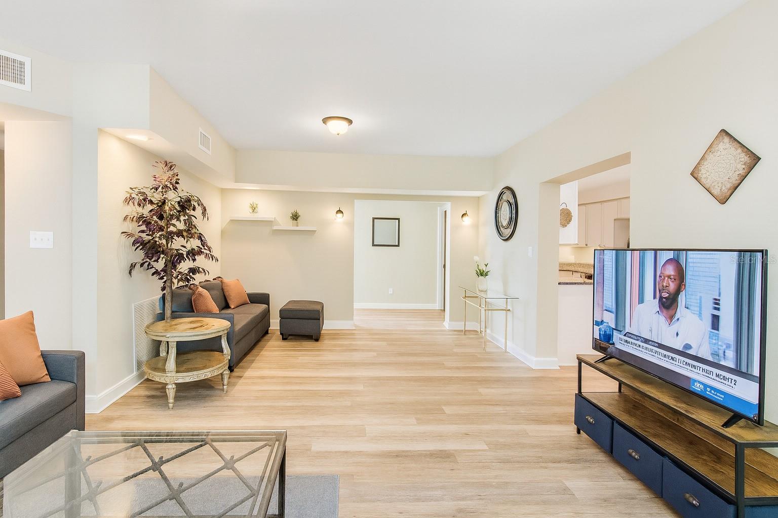 This updated 5BR, 3BA Seminole home offers 2,105 sq ft of comfort just minutes from Madeira, Indian Rocks, and Redington beaches. Enjoy a spacious backyard, in-unit washer and dryer, and a pet-friendly stay. Walk to Lake Blossom Park, the Pinellas Trail, and Lake Seminole, with Fully furnished option available for added convenience.
