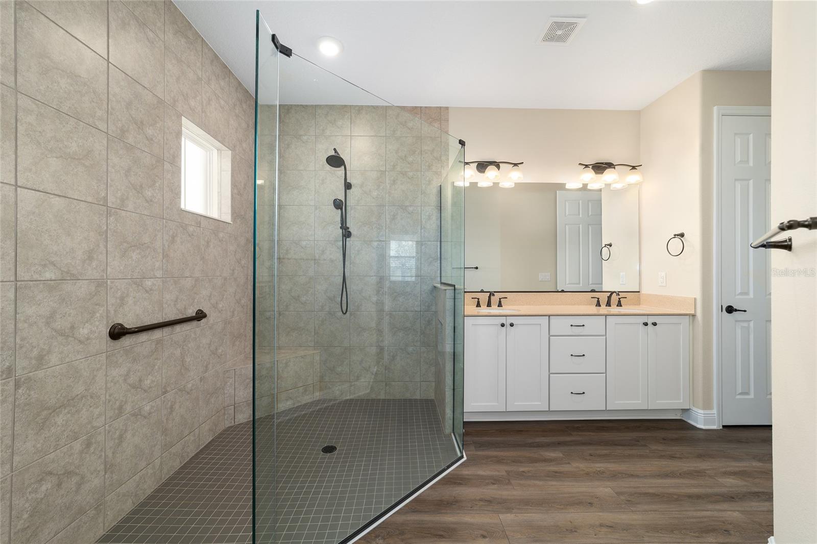 ON TOP OF THE WORLD - Residential