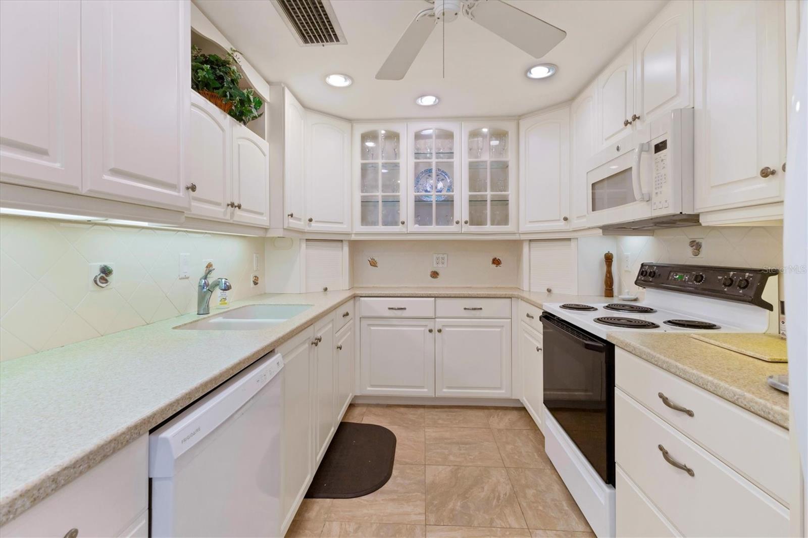 ARBOMAR APTS - Residential Lease