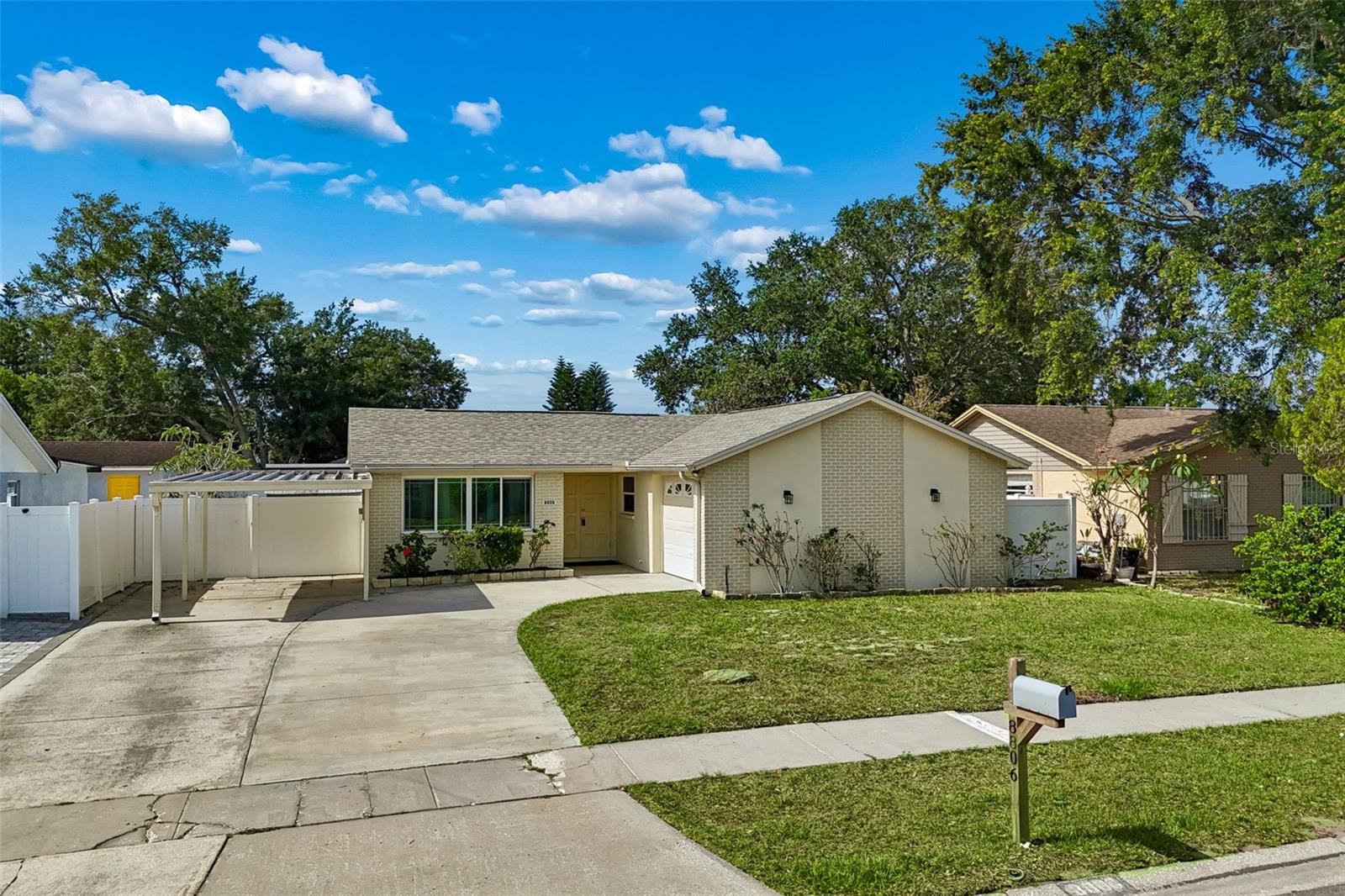 8806 OAK CIRCLE