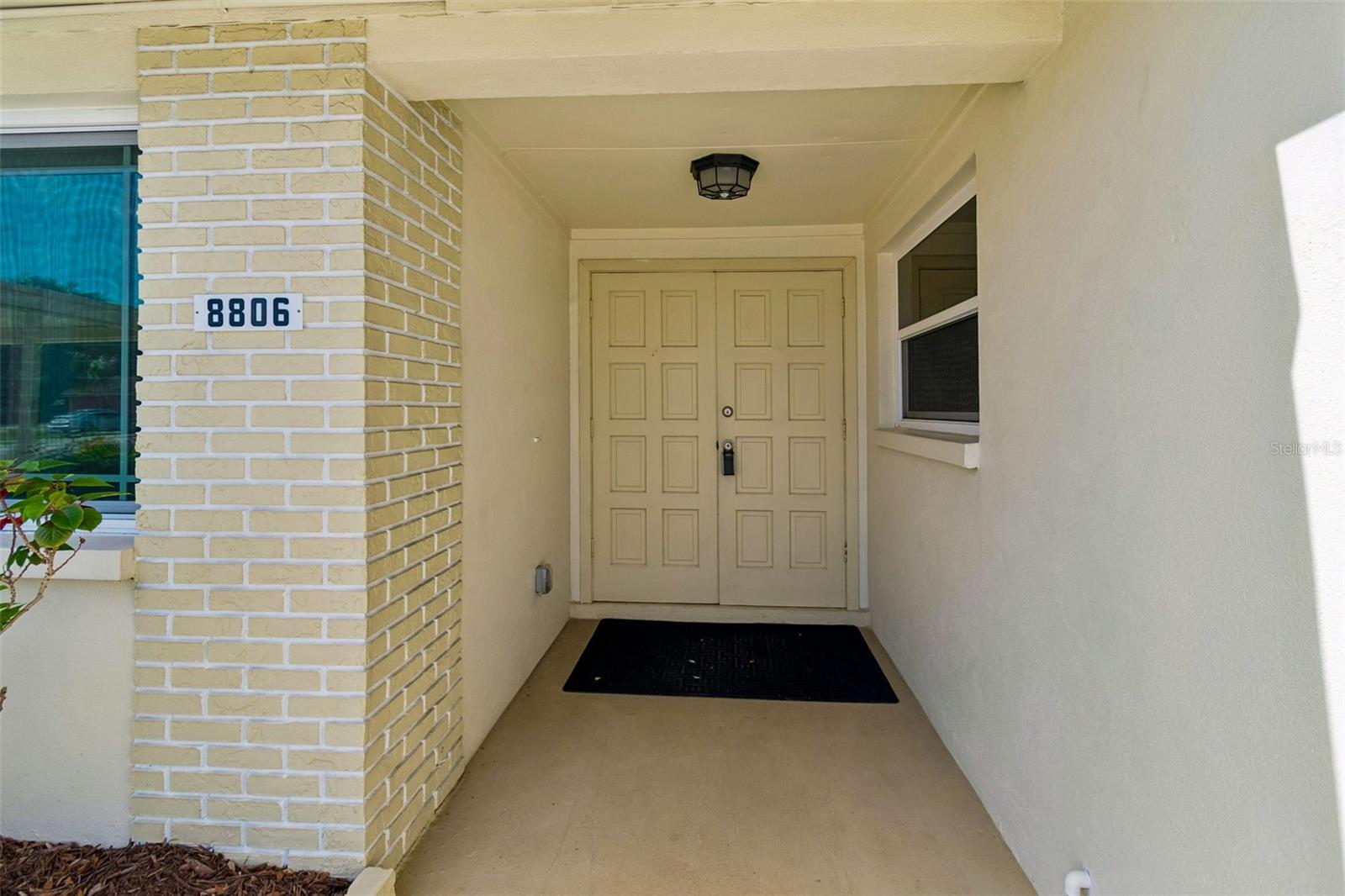 8806 OAK CIRCLE
