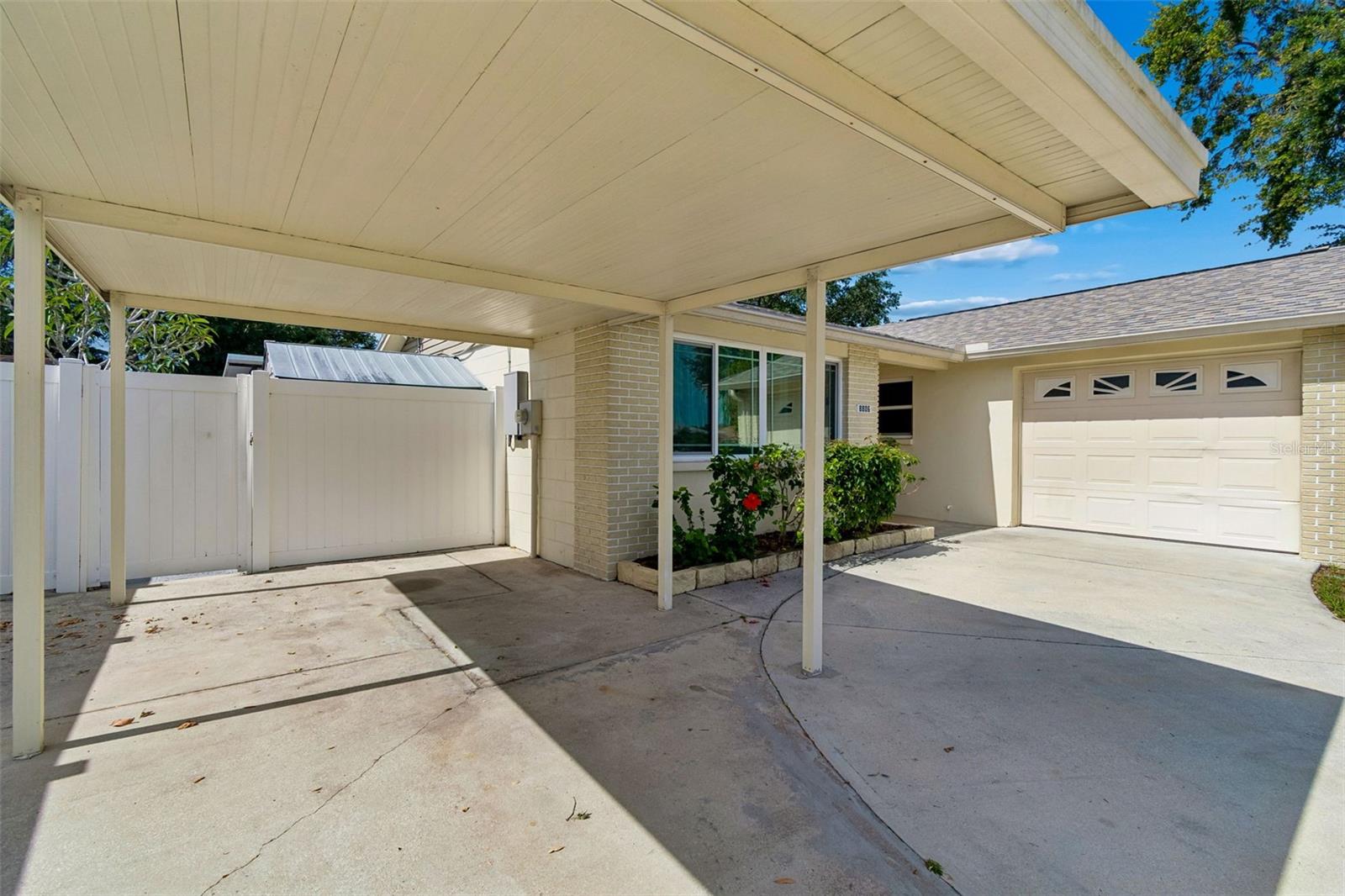 8806 OAK CIRCLE