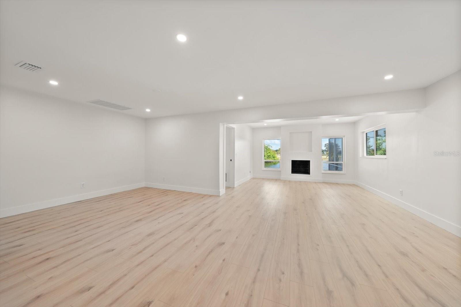 SEMINOLE LAKE GOLF & COUNTRY CLUB ESTATES LAKESIDE - Residential