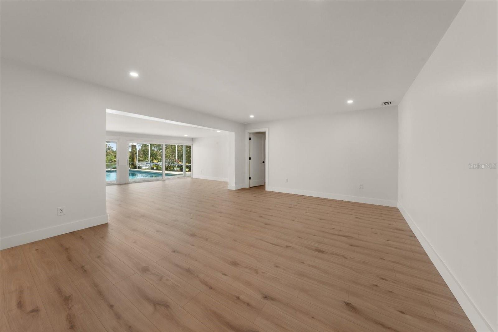 SEMINOLE LAKE GOLF & COUNTRY CLUB ESTATES LAKESIDE - Residential