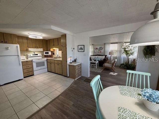740 CAREFREE, VENICE, FL, 34285 4 740 CAREFREE